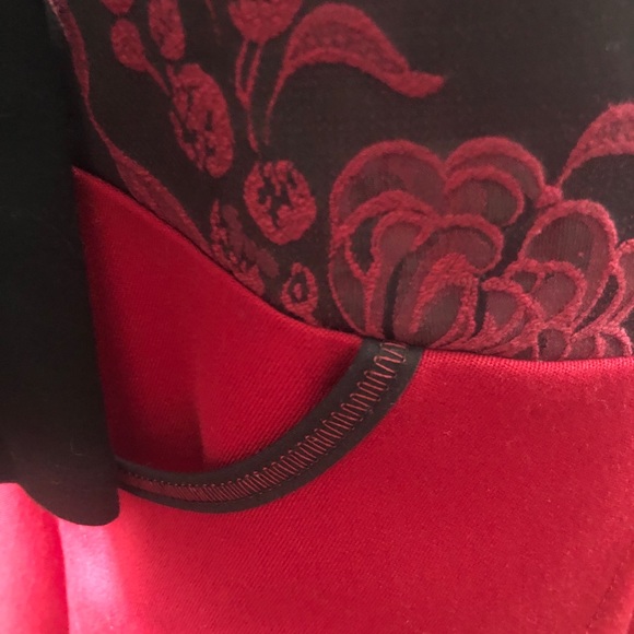 Red and black floral brocade pattern tunic - Picture 3 of 5